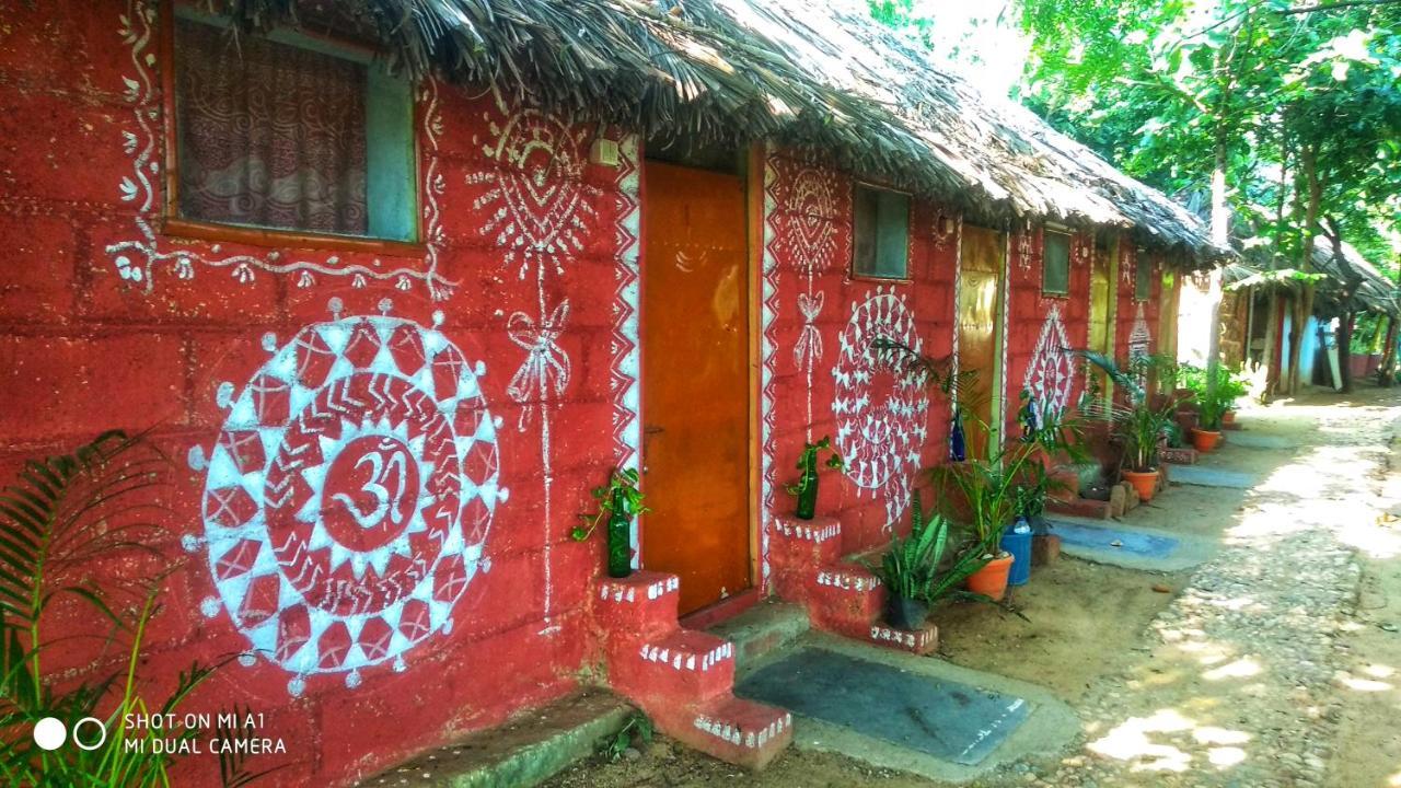 Om Shanti Om Homestay Хампи Экстерьер фото